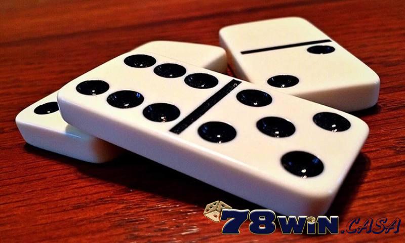 Người chơi có lá bài domino lớn nhất sẽ đánh đầu tiên